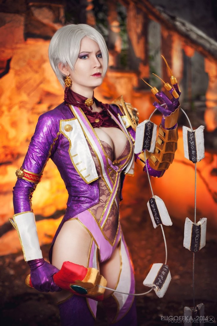 Cosplay de Ivy Valentine de Soul Calibur. 