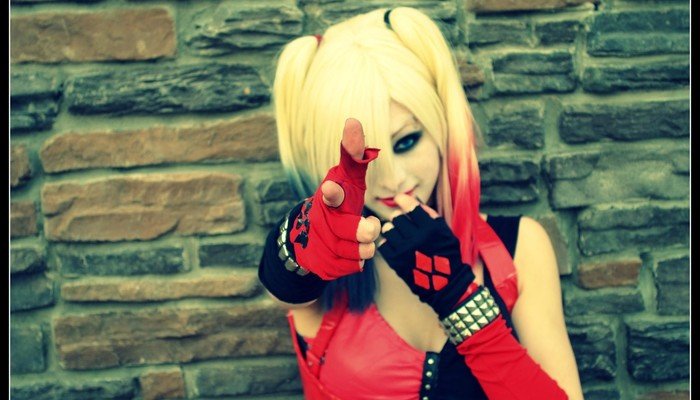 Harley Quinn en su traje mostrado en Arkham City